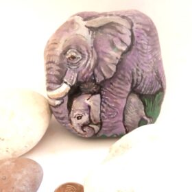 ציור על אבן-אמא פילה - מיכל זינגר