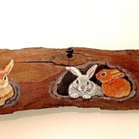 ציור ארנבים במערות על קליפת אקליפטוס לתליה - מיכל זינגר